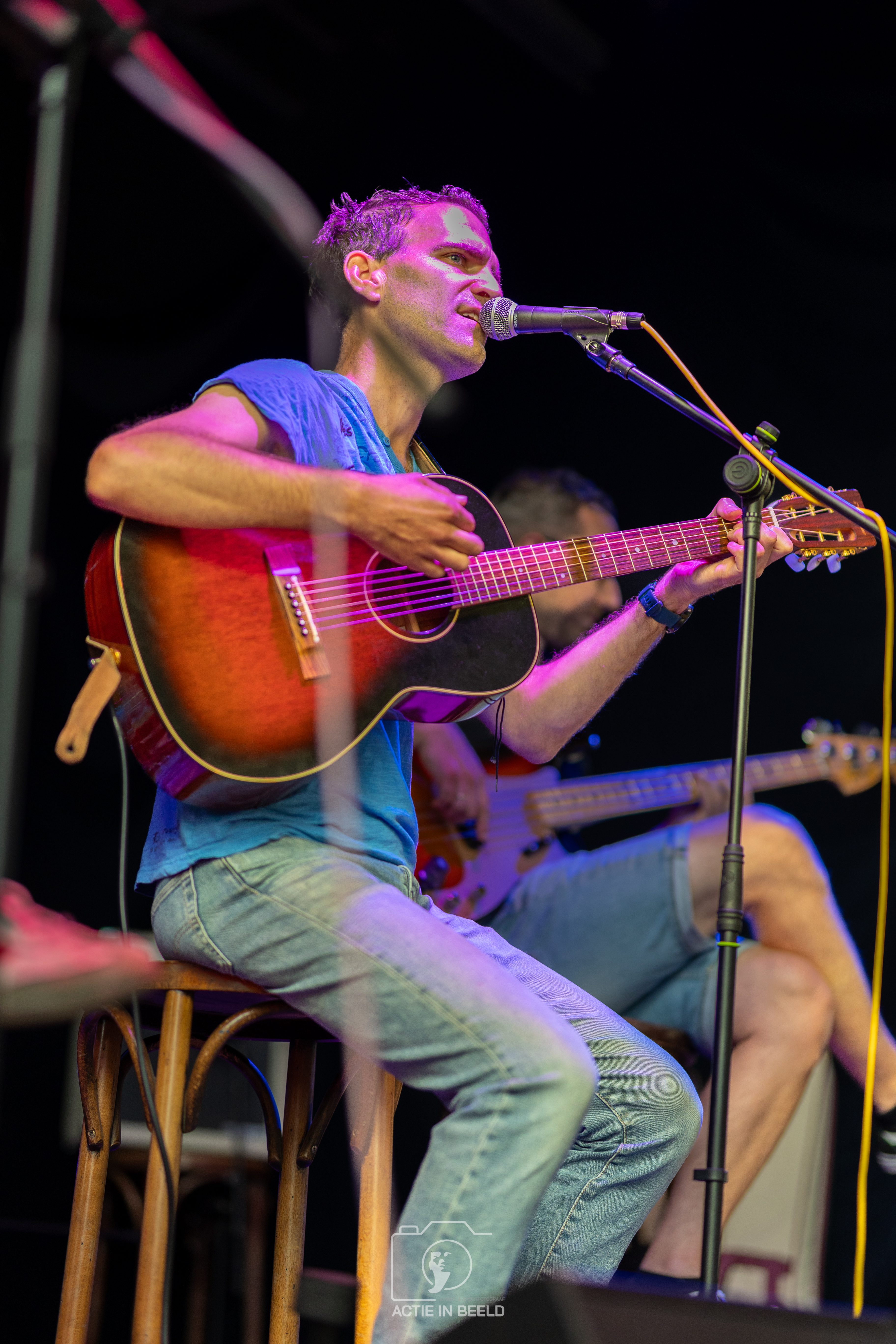 Tim zingend met gitaar